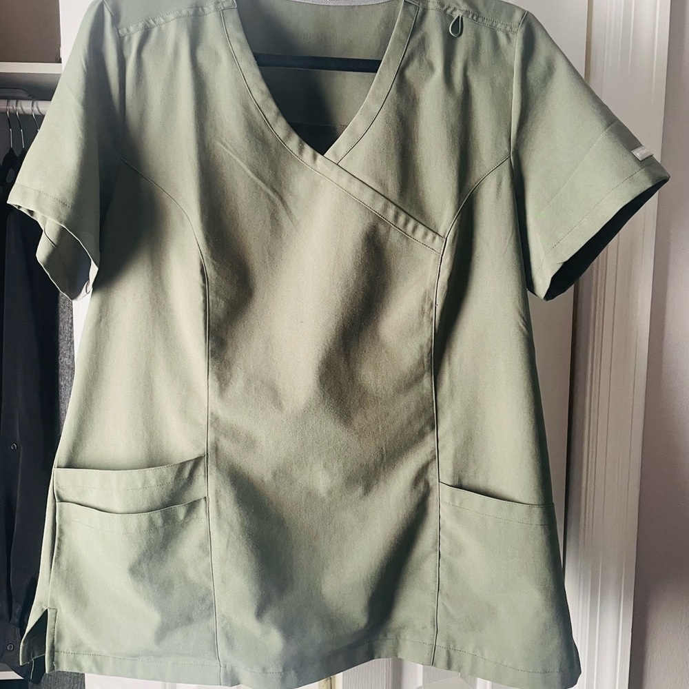 Maevn scrub top, olive